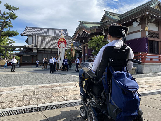 岸和田祭を見つめる車椅子の方の後ろ姿